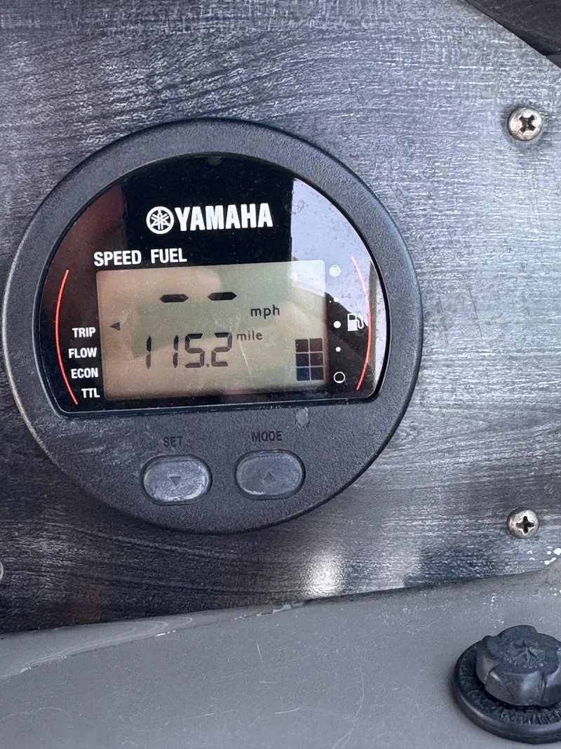 Slide: The Image of Yamaha speed fuel gauge displaying 115.2 miles on a 2017 Hurricane 2000SD. - 39