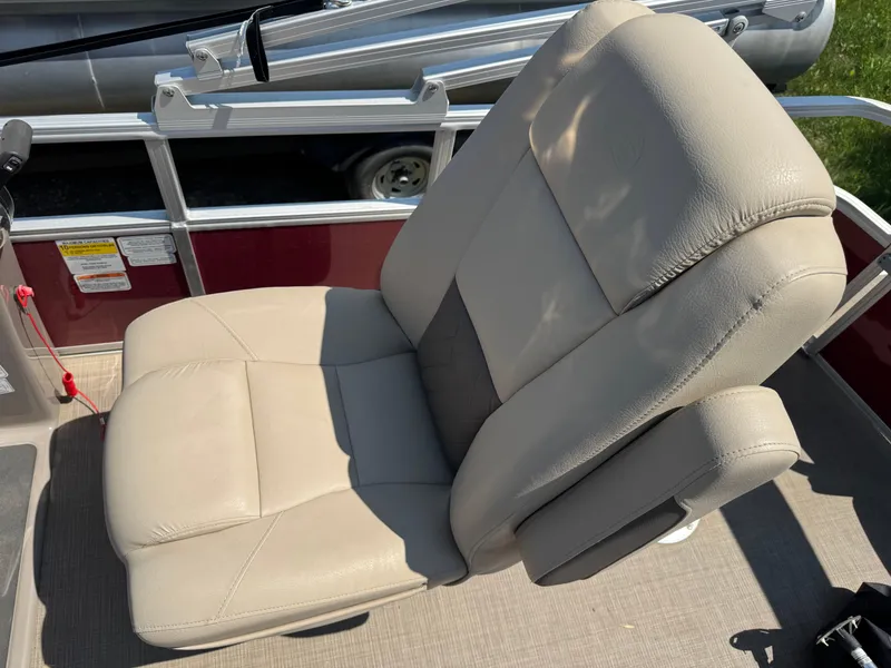 Slide: The Image of 2021 Sun Tracker Fishin' Barge 20 DLX beige captain's chair on deck. - 11