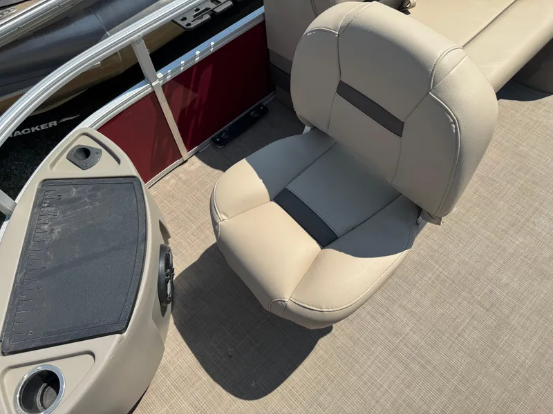 Slide: The Image of 2021 Sun Tracker Fishin' Barge 20 DLX boat seat and console detail. - 6