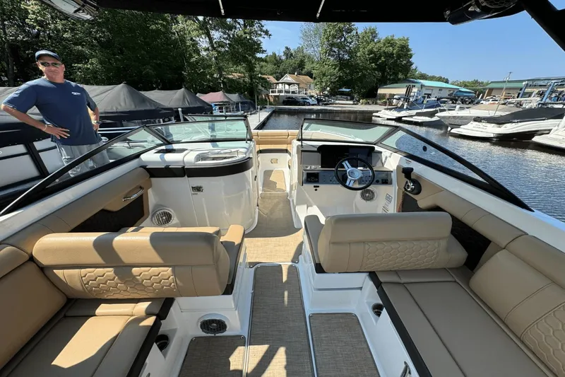 Slide: The Image of Sea Ray SDX 270 2018 - 16