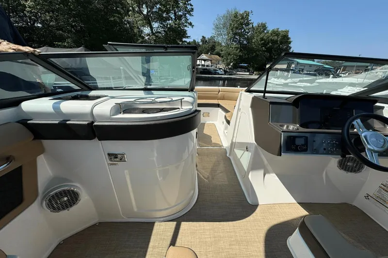 Slide: The Image of Sea Ray SDX 270 2018 - 18