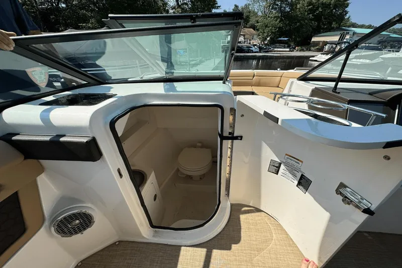 Slide: The Image of Sea Ray SDX 270 2018 - 19