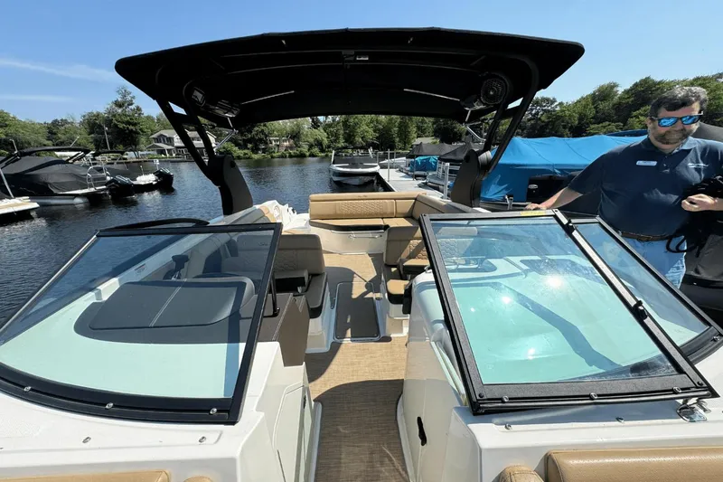 Slide: The Image of Sea Ray SDX 270 2018 - 31