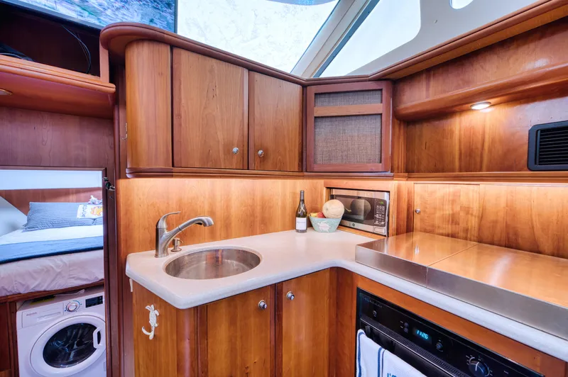 Slide: The Image of Interior of 2003 Silverton 43 Motor Yacht, bathroom view. - 37