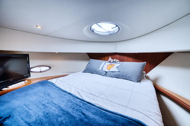 Slide: The Image of Luxurious bedroom in Silverton 43 Motor Yacht, year 2003. - 44