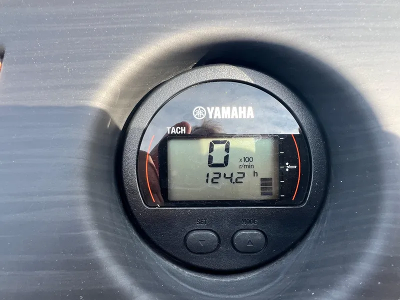 Slide: The Image of Yamaha tachometer displaying 0 RPM and 124.2 hours on a 2022 Bennington SX 20 Swingback. - 26