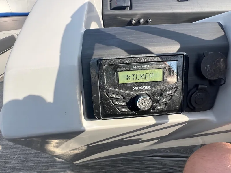 Slide: The Image of 2022 Bennington SX 20 Swingback boat dashboard with Kicker media center. - 29