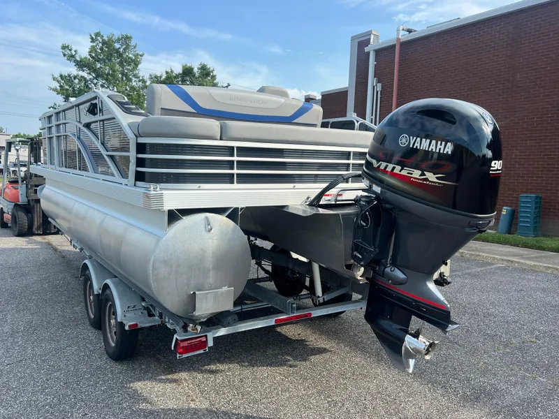 Slide: The Image of 2022 Bennington SX 20 Swingback pontoon boat with Yamaha VMAX engine on trailer. - 5