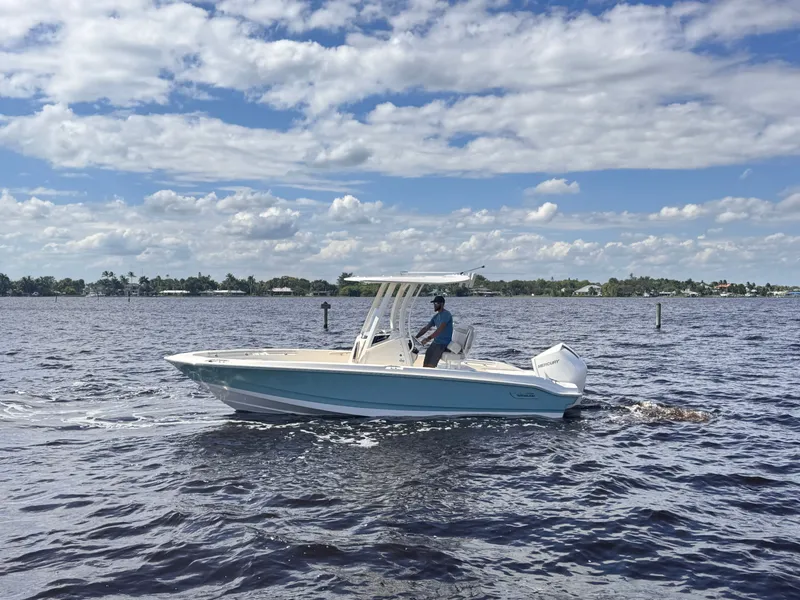 Slide: The Image of Boston Whaler 220 Dauntless 2026 - 0