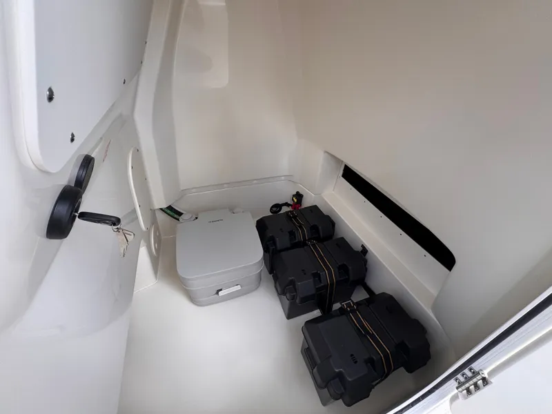 Slide: The Image of Boston Whaler 220 Dauntless 2026 - 14