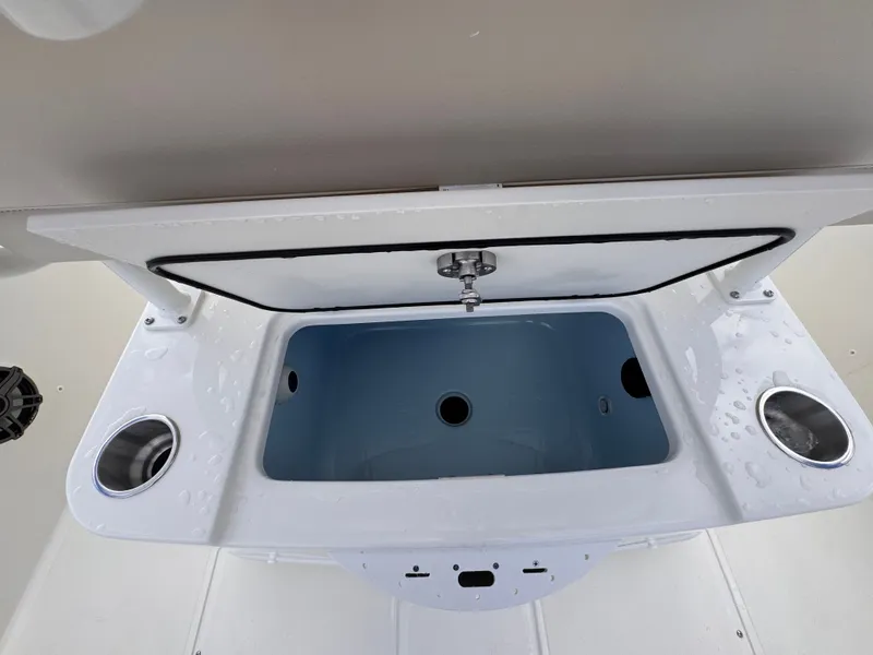 Slide: The Image of Boston Whaler 220 Dauntless 2026 - 15