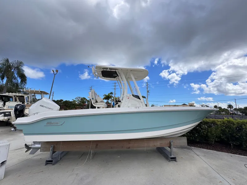 Slide: The Image of Boston Whaler 220 Dauntless 2026 - 3