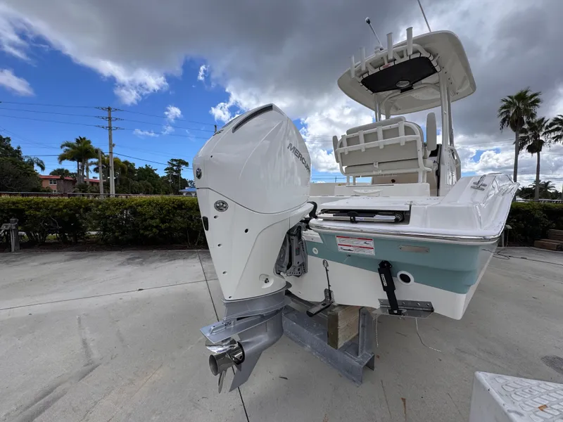 Slide: The Image of Boston Whaler 220 Dauntless 2026 - 4