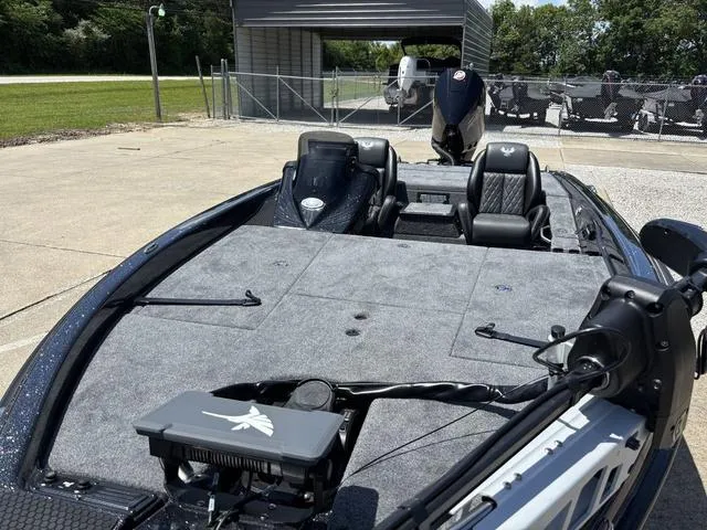 Slide: The Image of Phoenix Bass Boat 819 ZXL 2026 - 9