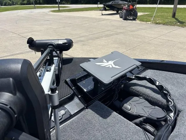 Slide: The Image of Phoenix Bass Boat 21 XE 2026 - 10