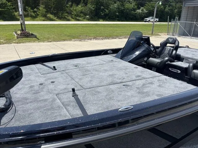 Slide: The Image of Phoenix Bass Boat 21 XE 2026 - 12