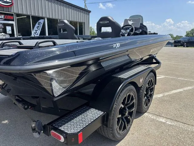 Slide: The Image of Phoenix Bass Boat 21 XE 2026 - 4