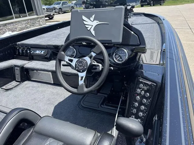 Slide: The Image of Phoenix Bass Boat 21 XE 2026 - 6
