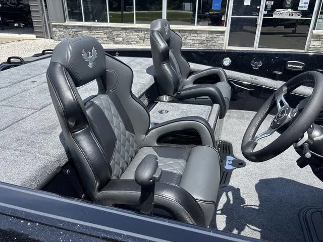 Slide: The Image of Phoenix Bass Boat 21 XE 2026 - 7