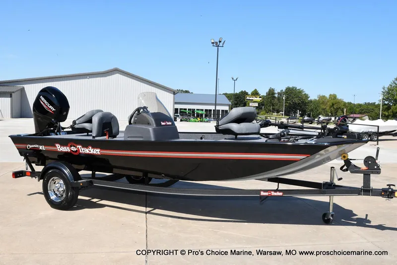 Slide: The Image of Tracker Bass Tracker Classic XL 2026 - 14
