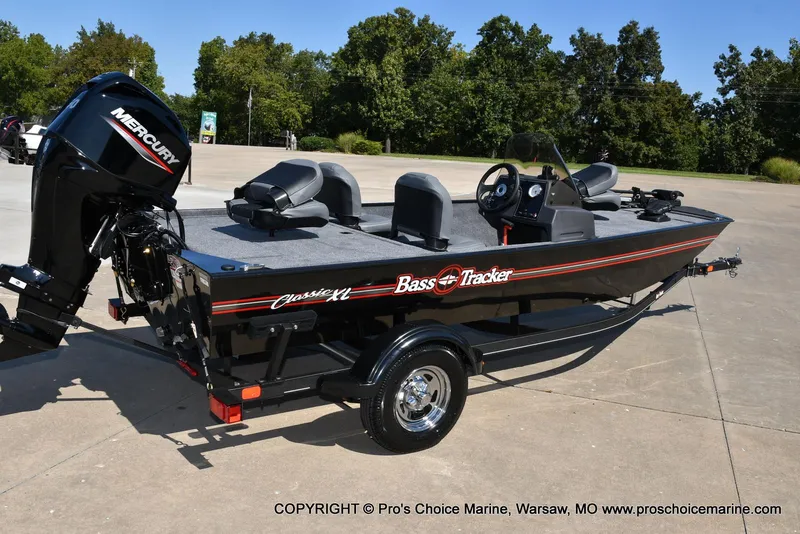 Slide: The Image of Tracker Bass Tracker Classic XL 2026 - 17