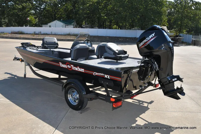 Slide: The Image of Tracker Bass Tracker Classic XL 2026 - 24