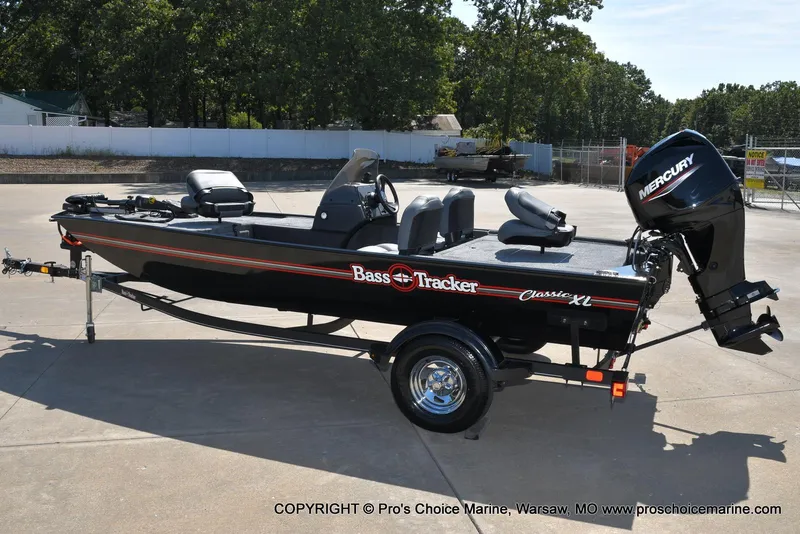 Slide: The Image of Tracker Bass Tracker Classic XL 2026 - 25