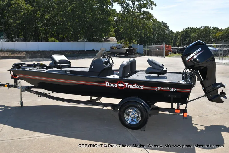 Slide: The Image of Tracker Bass Tracker Classic XL 2026 - 26