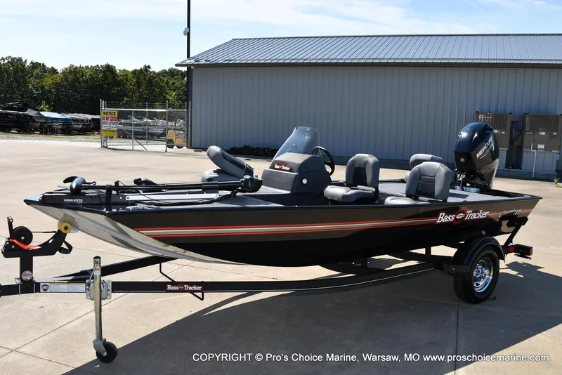 Slide: The Image of Tracker Bass Tracker Classic XL 2026 - 28