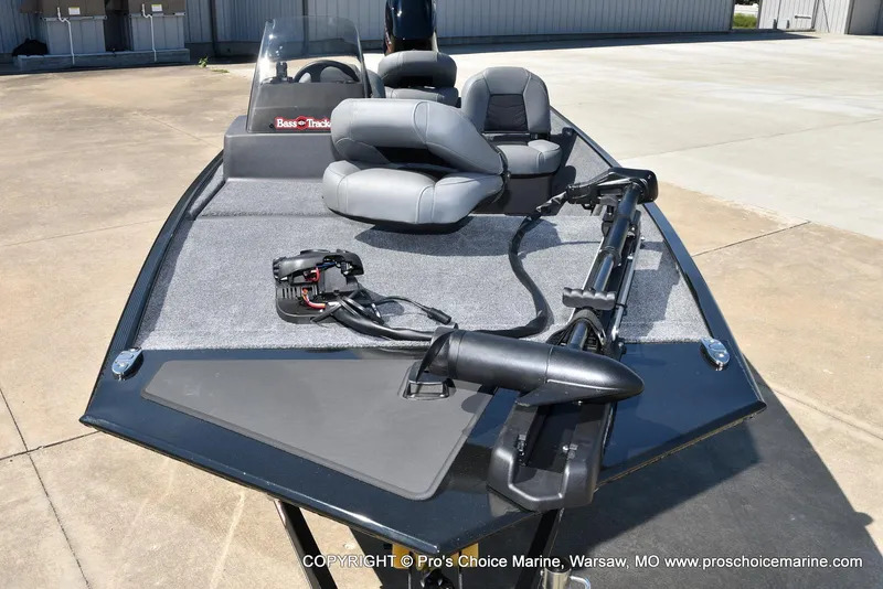 Slide: The Image of Tracker Bass Tracker Classic XL 2026 - 31