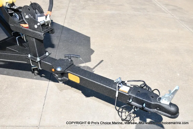 Slide: The Image of Tracker Bass Tracker Classic XL 2026 - 32