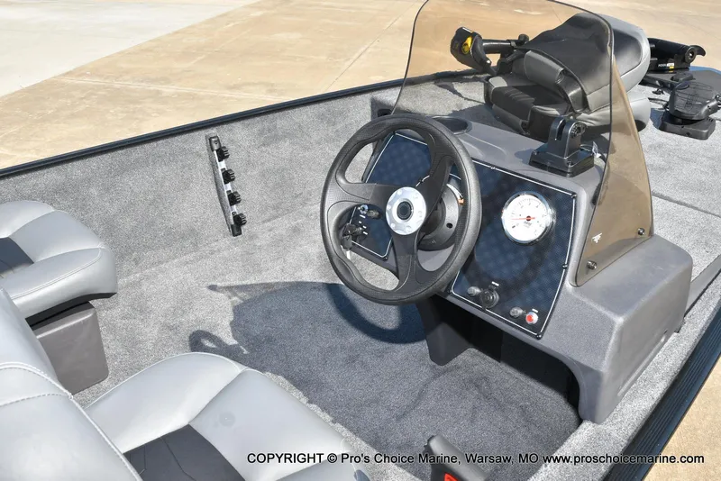 Slide: The Image of Tracker Bass Tracker Classic XL 2026 - 35