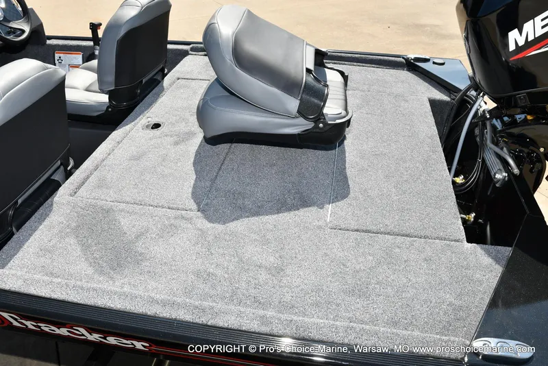 Slide: The Image of Tracker Bass Tracker Classic XL 2026 - 37