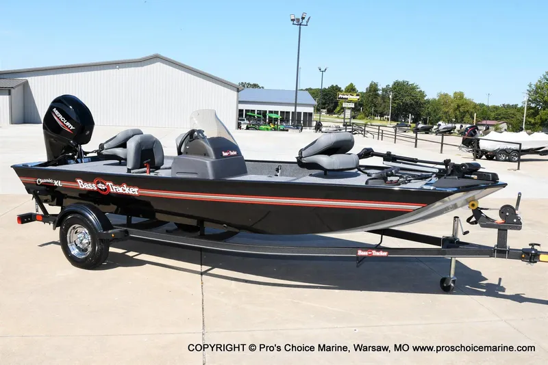 Slide: The Image of Tracker Bass Tracker Classic XL 2026 - 70