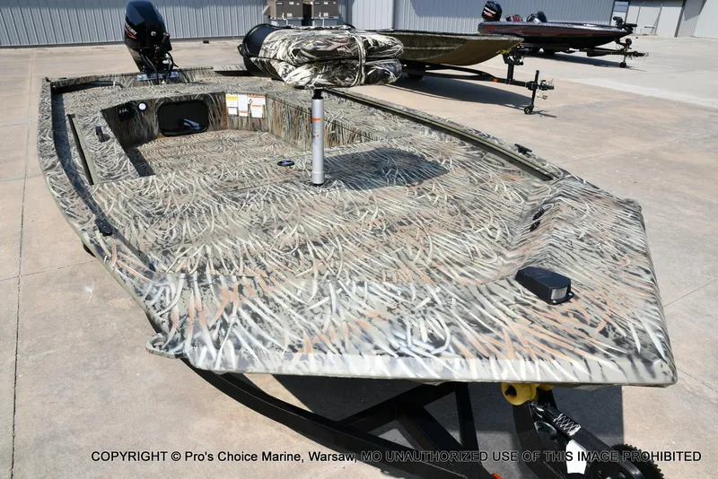 Slide: The Image of Tracker Grizzly 1654 T Sportsman 2026 - 25