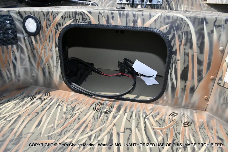 Slide: The Image of Tracker Grizzly 1654 T Sportsman 2026 - 39