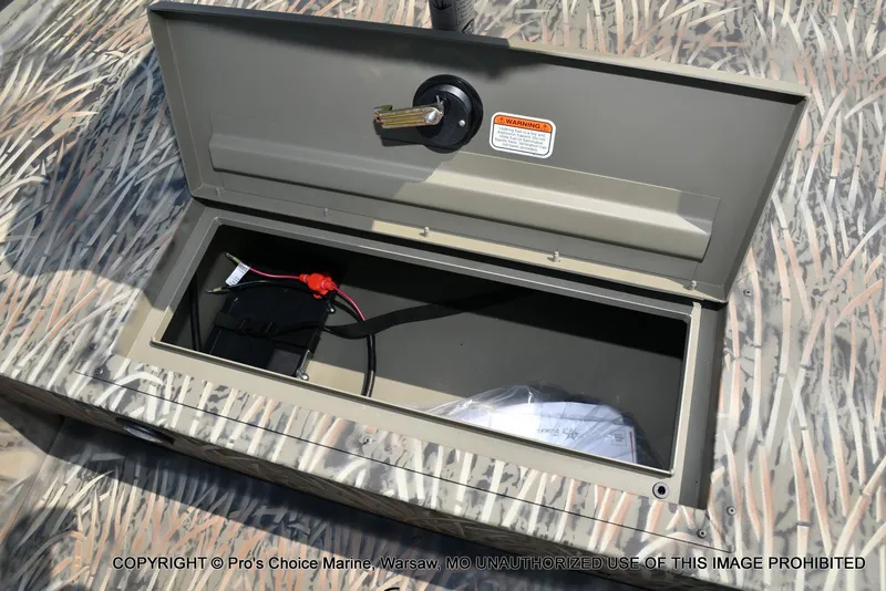 Slide: The Image of Tracker Grizzly 1654 T Sportsman 2026 - 46