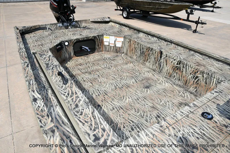 Slide: The Image of Tracker Grizzly 1654 T Sportsman 2026 - 7