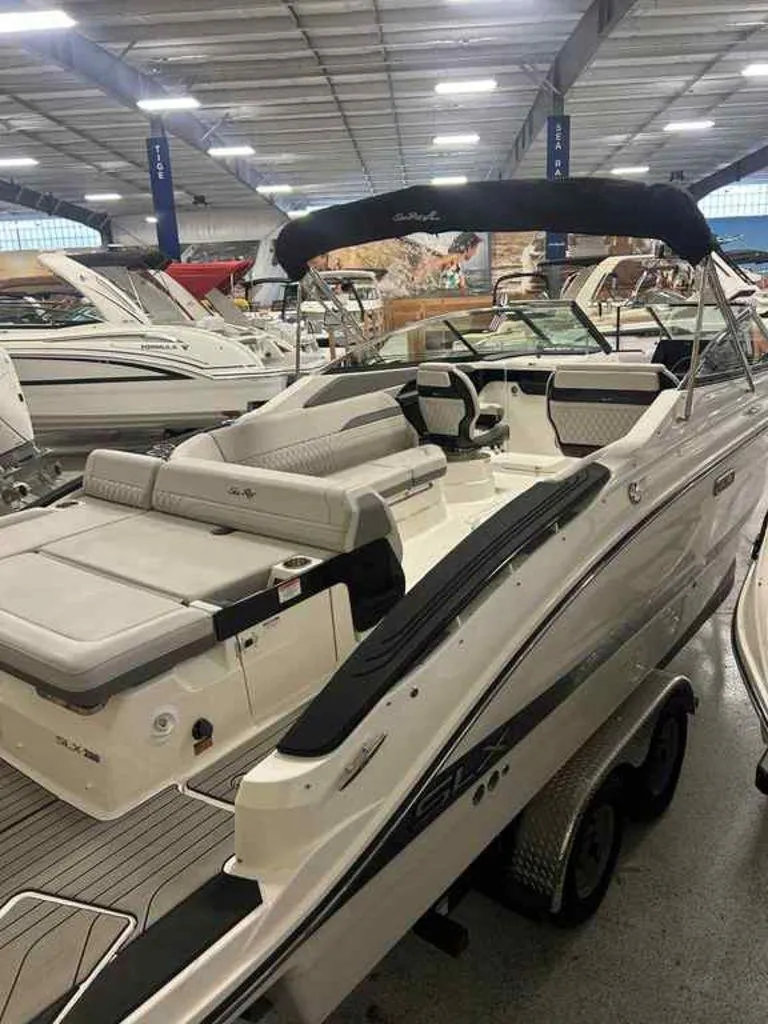 Slide: The Image of Sea Ray SLX 280 2025 - 10