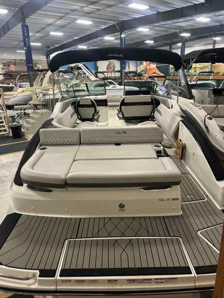 Slide: The Image of Sea Ray SLX 280 2025 - 2