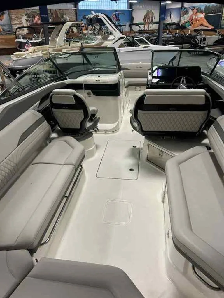 Slide: The Image of Sea Ray SLX 280 2025 - 6