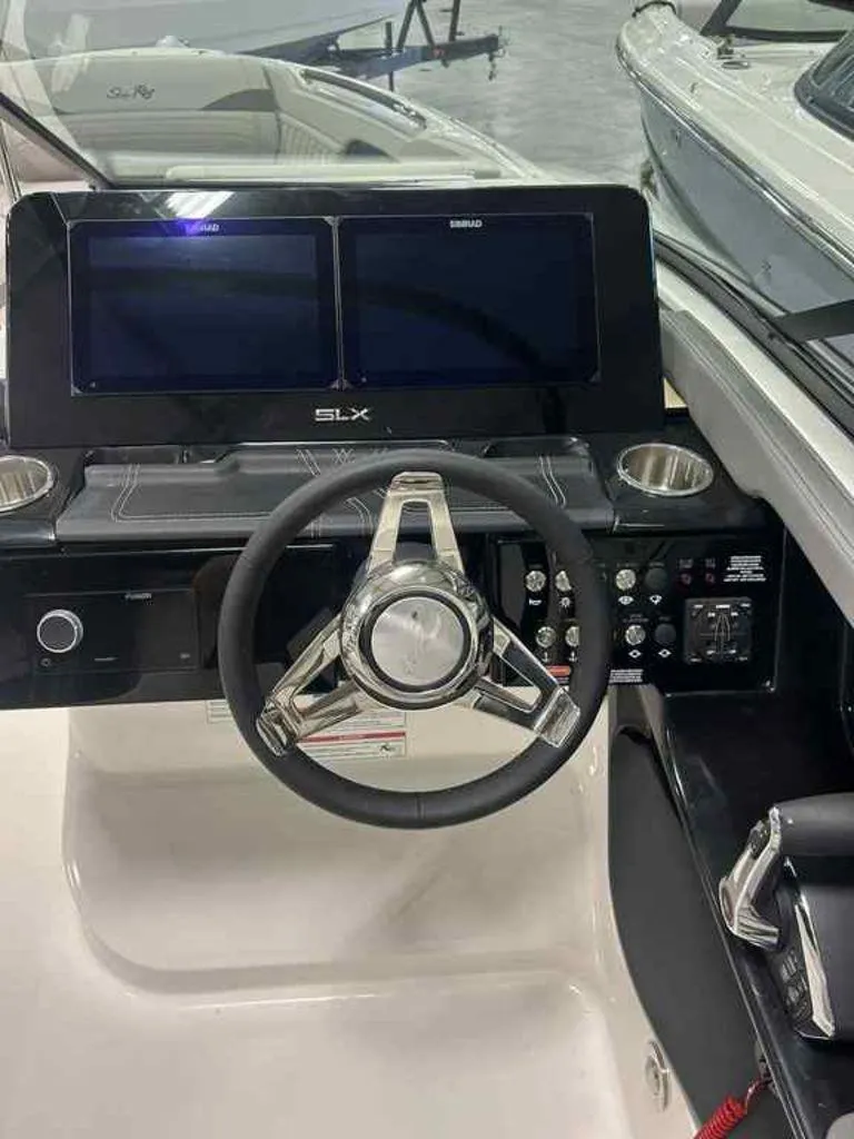 Slide: The Image of Sea Ray SLX 280 2025 - 7