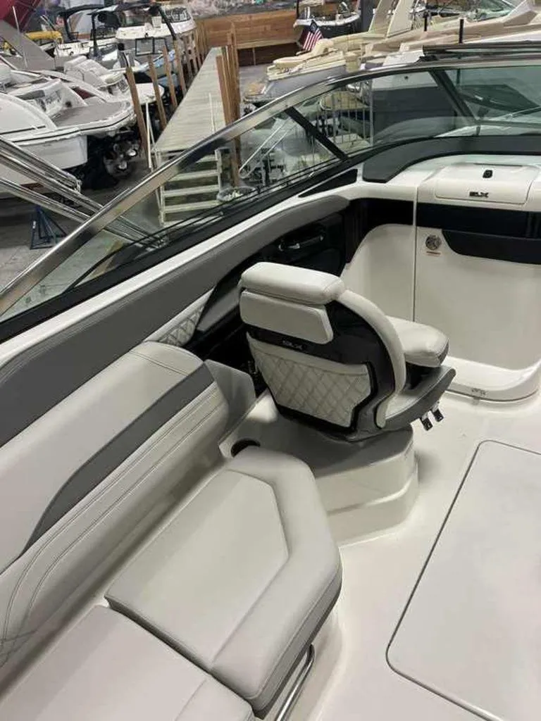 Slide: The Image of Sea Ray SLX 280 2025 - 9