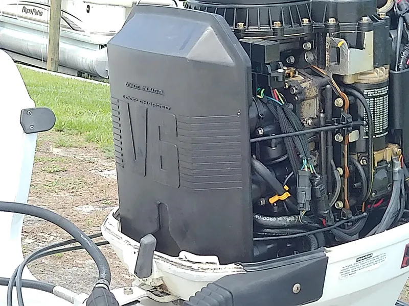 Slide: The Image of Outboard V6 engine on a 2000 Hydra-Sports 212 Seahorse CC boat. - 11