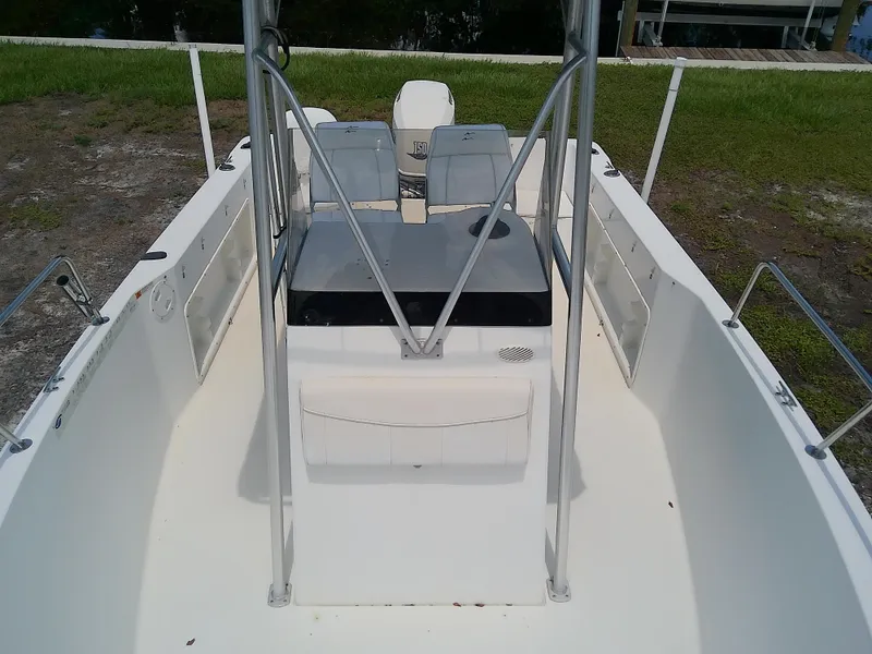 Slide: The Image of 2000 Hydra-Sports 212 Seahorse CC boat interior with seating and console. - 12