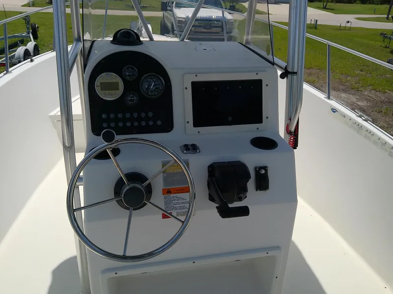 Slide: The Image of 2000 Hydra-Sports 212 Seahorse CC boat console with steering wheel and controls. - 16