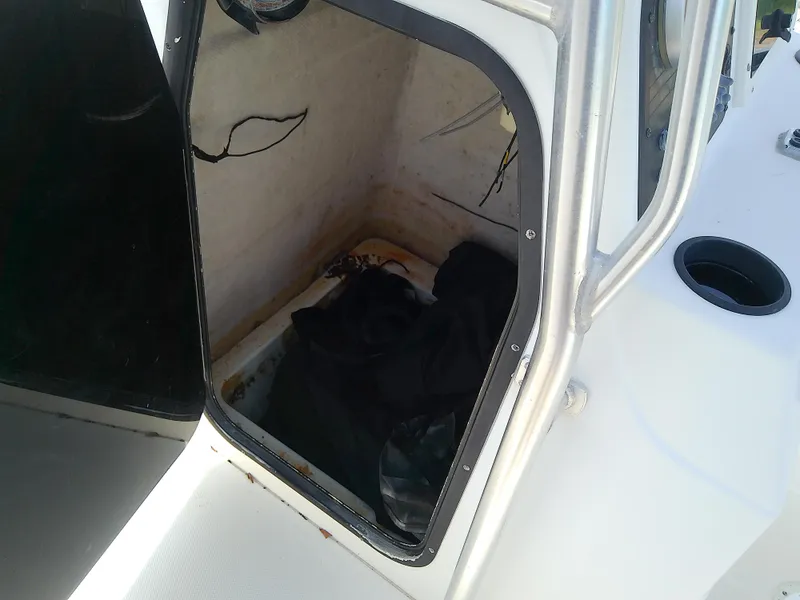 Slide: The Image of Storage compartment of a 2000 Hydra-Sports 212 Seahorse CC boat, open and empty. - 27