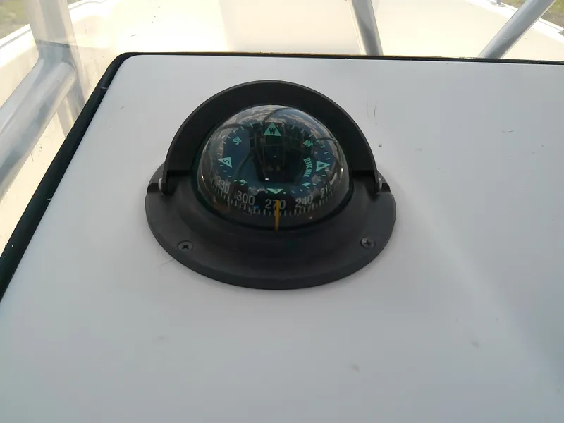 Slide: The Image of Compass on 2000 Hydra-Sports 212 Seahorse CC boat dashboard. - 28