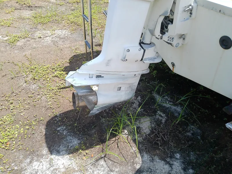 Slide: The Image of Outboard motor of 2000 Hydra-Sports 212 Seahorse CC on grassy ground. - 7