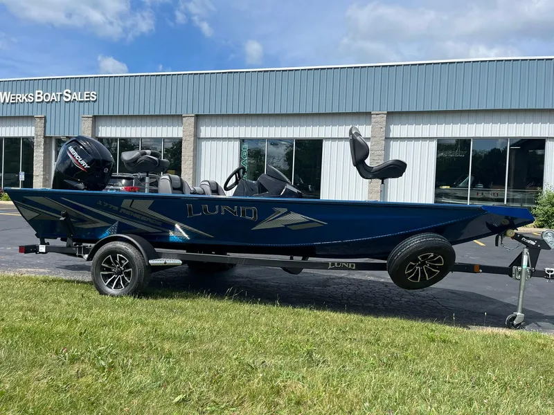 The Image of 2026 Lund 1775 Renegade SS boat on trailer outside dealership. - 0